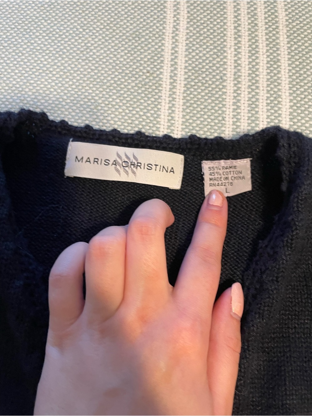Crewneck sweater neckline - Picture 2 of 3